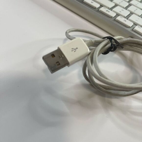 Apple Keyboard - Model A1243 - USB - Wired Numeric Keypad - Picture 4 of 4